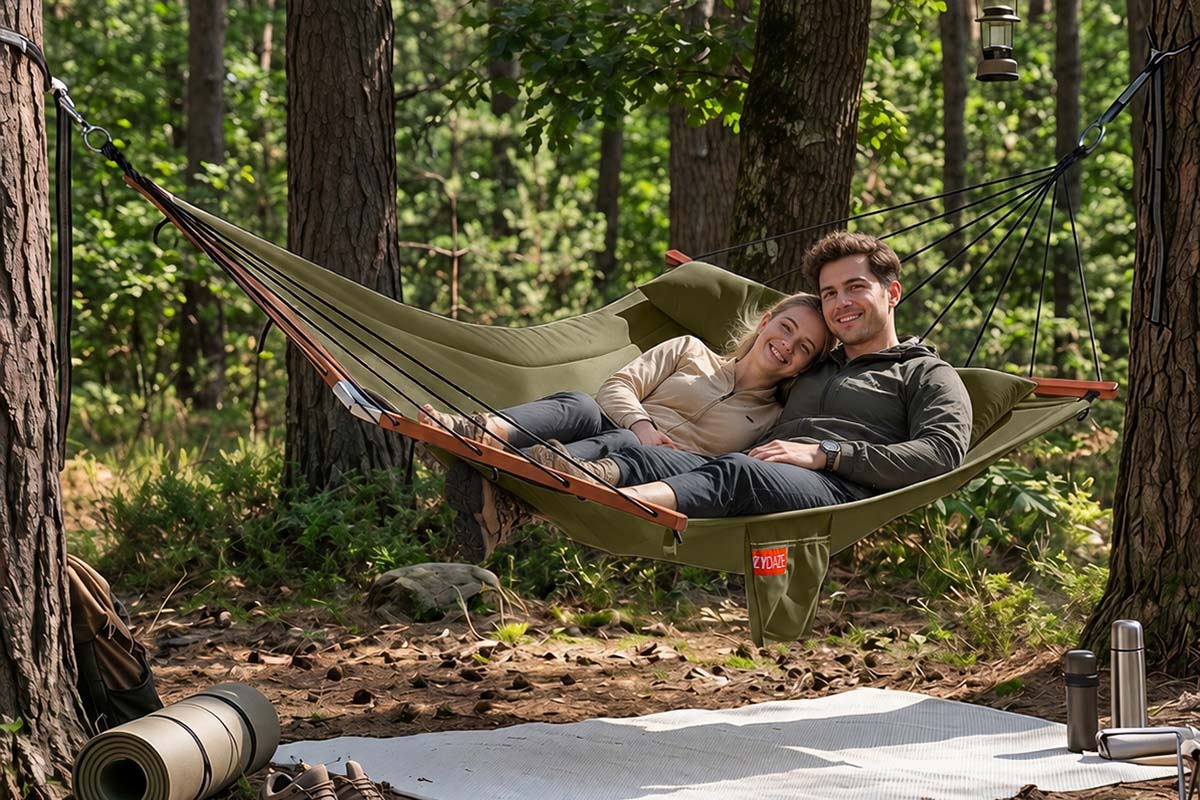 12FT_Quilted_Double_Hammock_with_V-Spreader_Bar on the outdoor