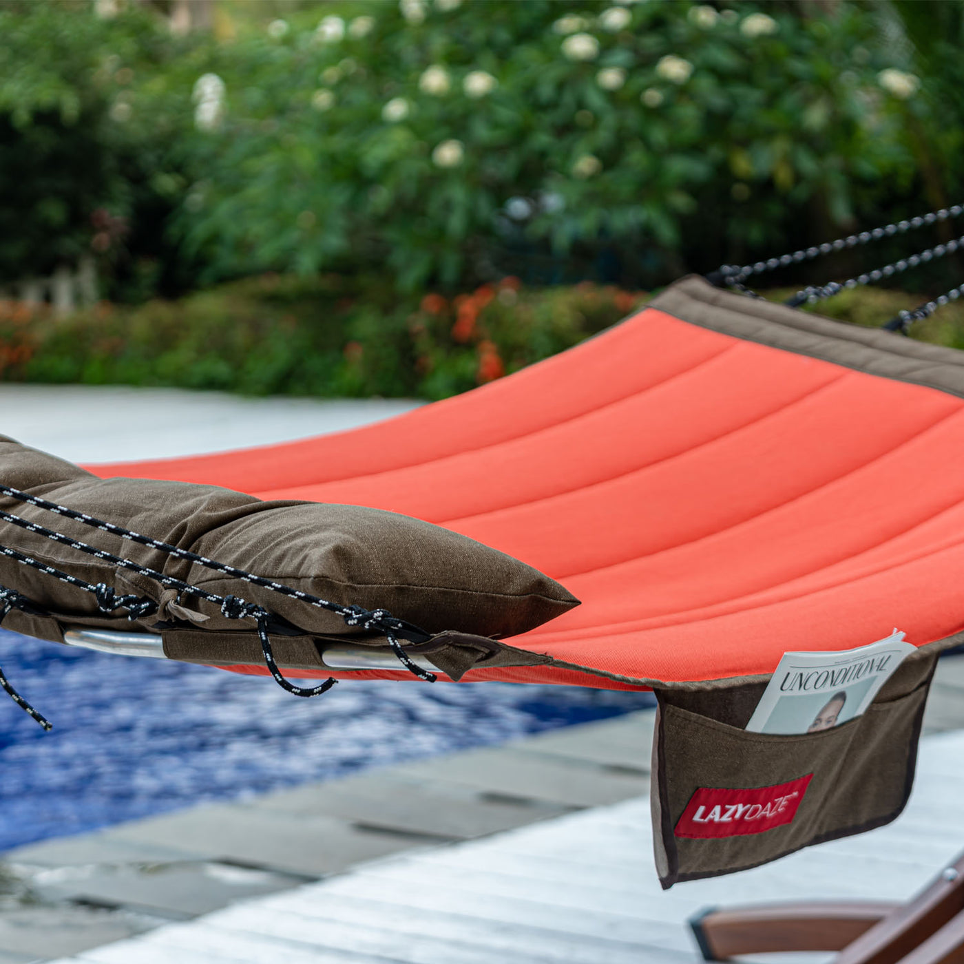 High-quality comfort fabric of the Lazy Daze Double Hammock with Curved Spreader Bar in red.#color_red