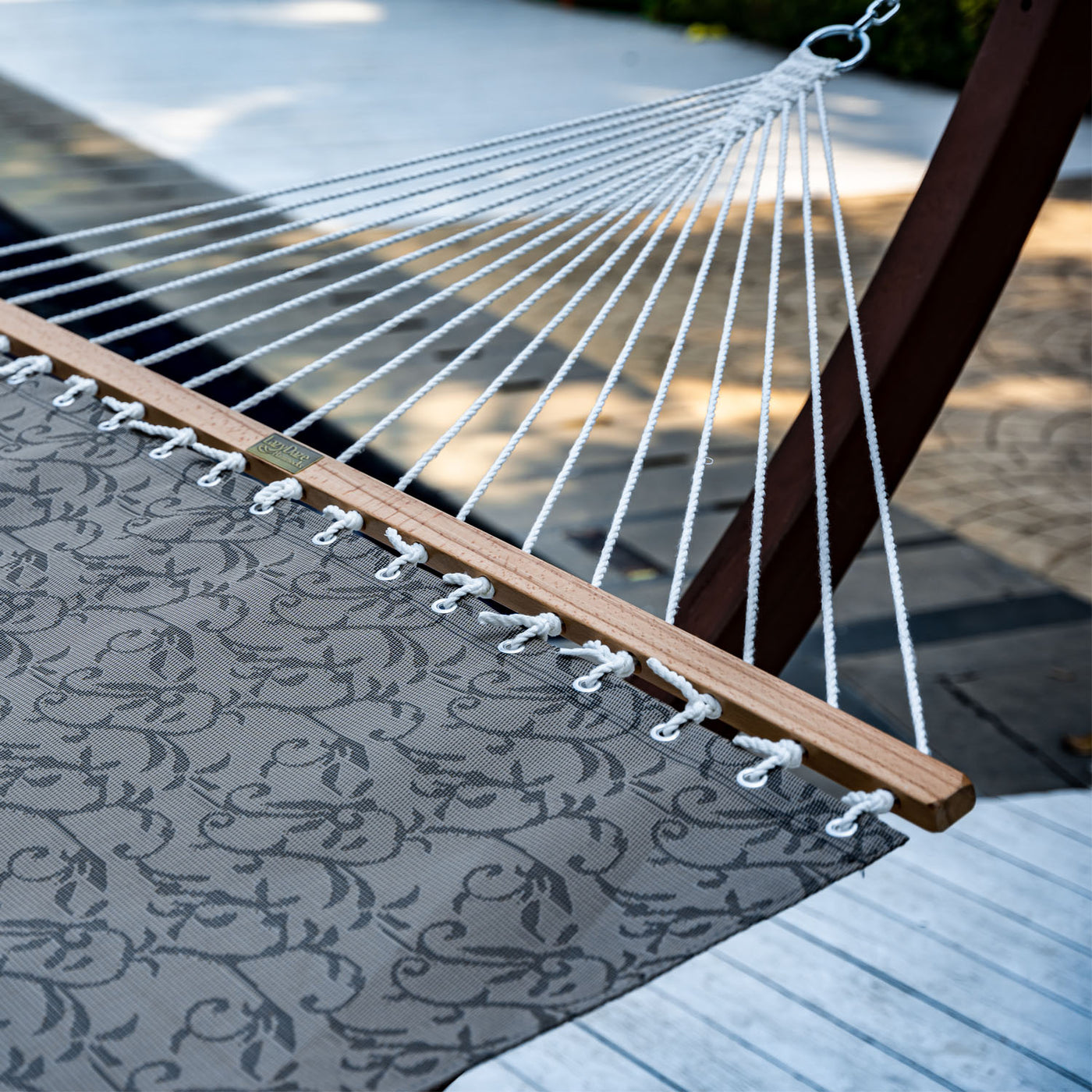 The hardwood spreader bar on the Lazy Daze Double Poolside Hammock in Vines, ensuring durability.#color_vines