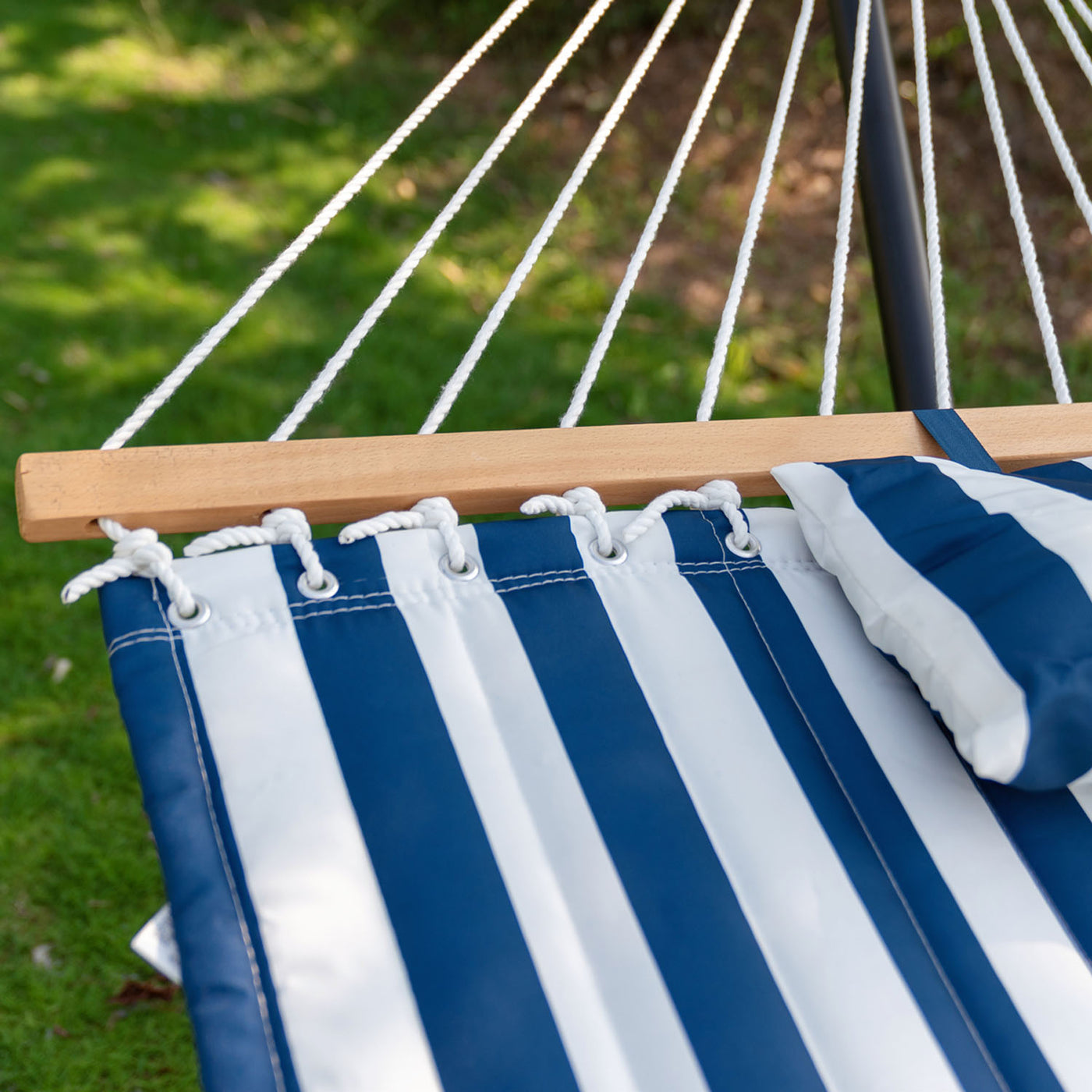 Hardwood spreader bar detail of the Lazy Daze Large Double Stripes Quilted Hammock.#color_blue-white-stripes